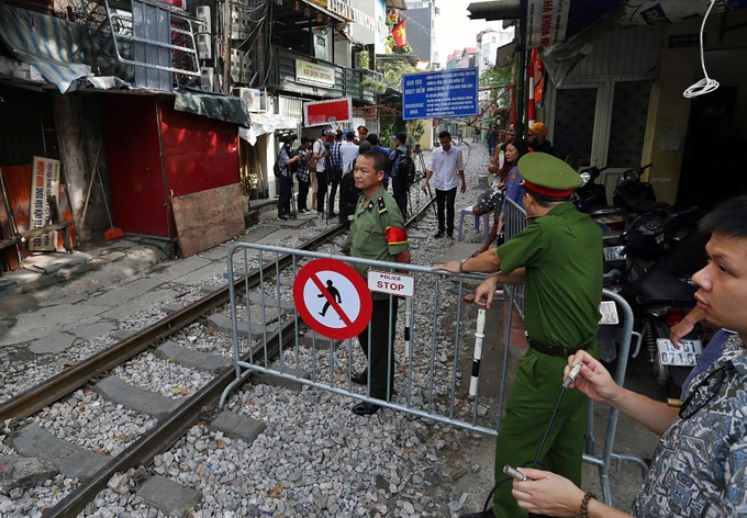 Hanoi shuts down train track cafes - 1