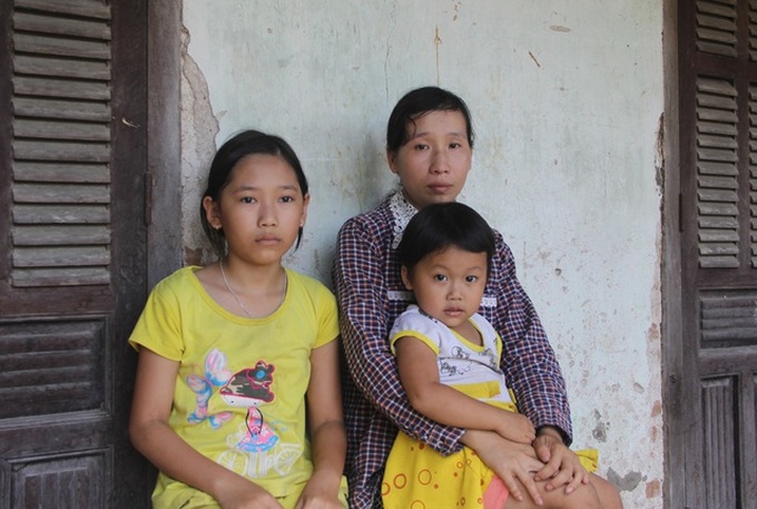 Phu Yen mother seeks help to support small children - 1
