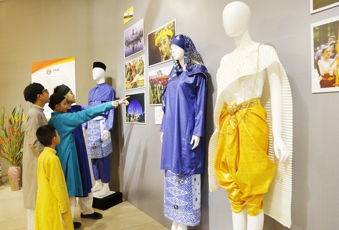 ASEAN traditional costumes displayed at Hanoi exhibition - 4