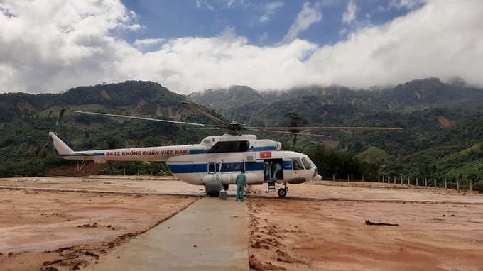 Helicopters bring goods to isolated households in Quang Nam - 1