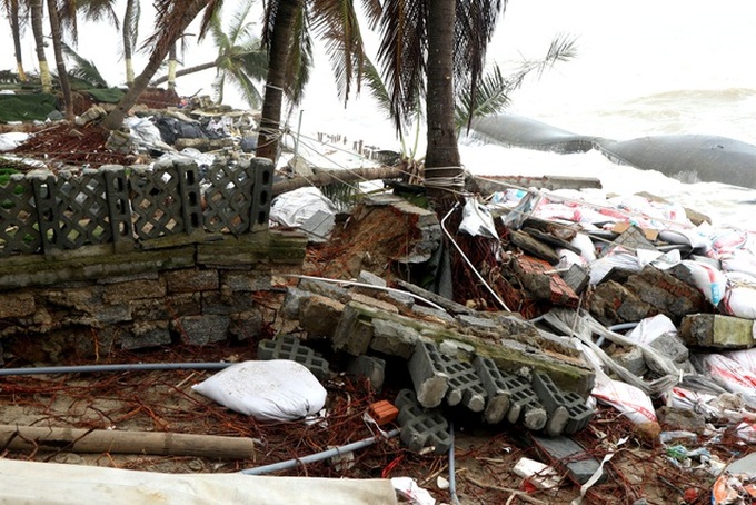 Hoi An beaches further devastated by storms - 3