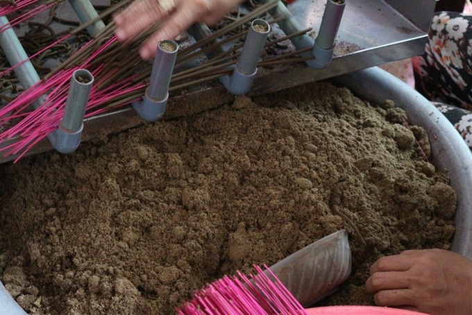 Quang Nam’s incense making village busy ahead of Tet - 2 Quang Nam’s incense making village busy ahead of Tet - 2