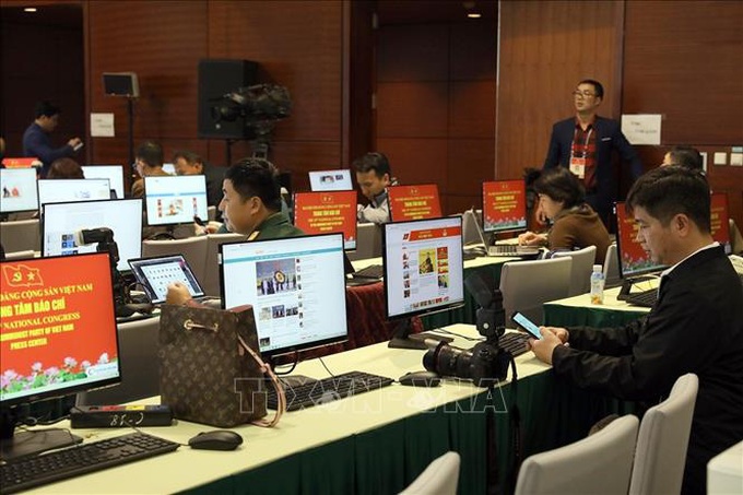 Hundreds of reporters cover party congress - 1