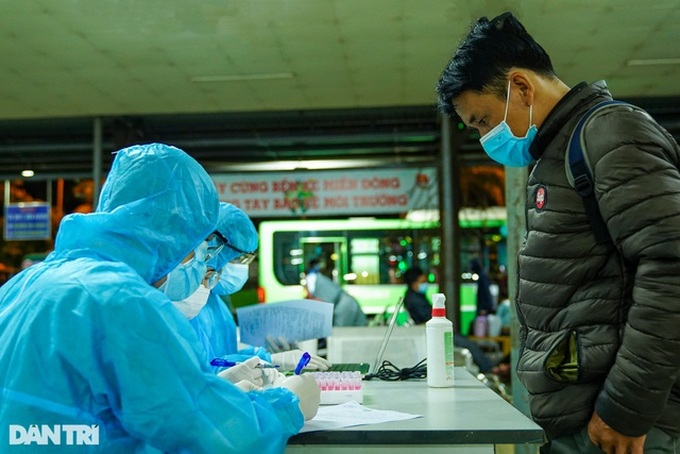 HCM City tightens monitoring and screening tasks - 1