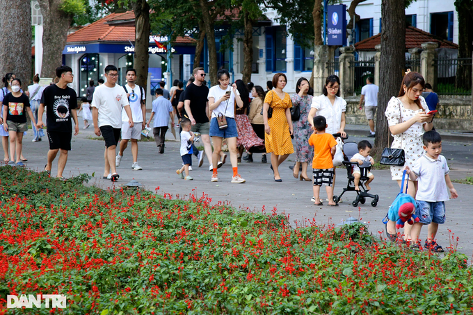 Violations found on Hanoi pedestrian streets - 5