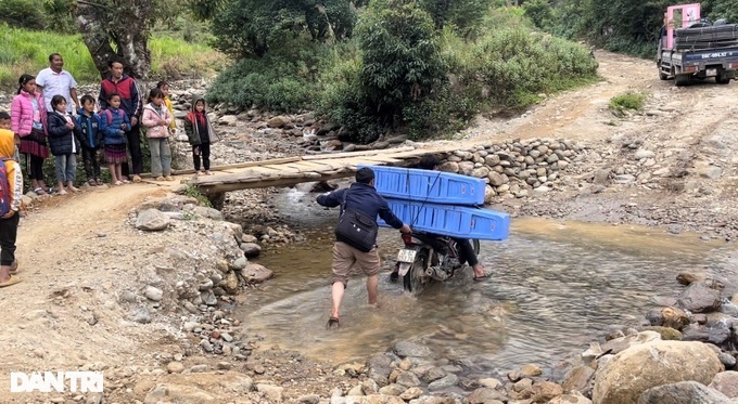 Hanoi students paintings raise funds for bridge project in remote area - 3