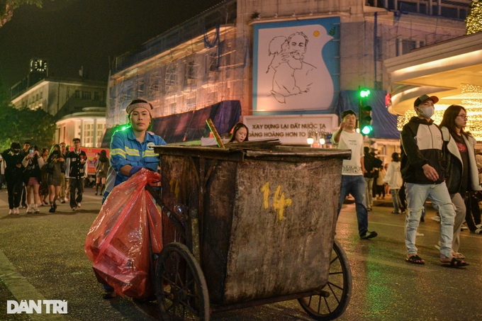 Area around Hoan Kiem Lake covered in rubbish following New Year celebrations - 6