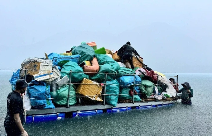 Divers collect rubbish from Con Dao coral reefs - 10