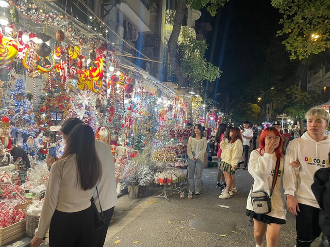 Hanoi streets filled with Christmas atmosphere - 1