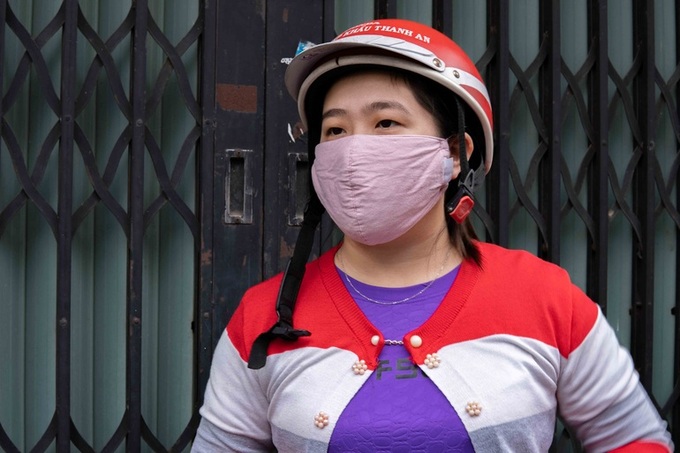 HCM City workers carry on despite Covid fears - 3