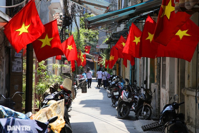 Red flags cover Hanoi streets on National Day - 4