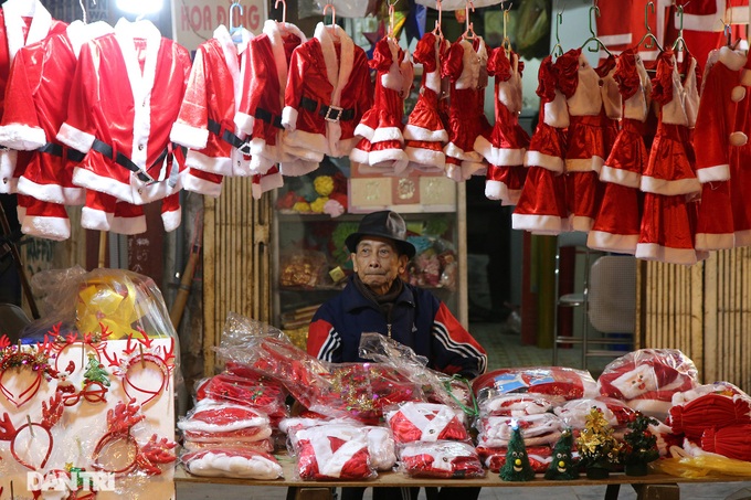 Early Christmas atmosphere on Hanoi streets - 2