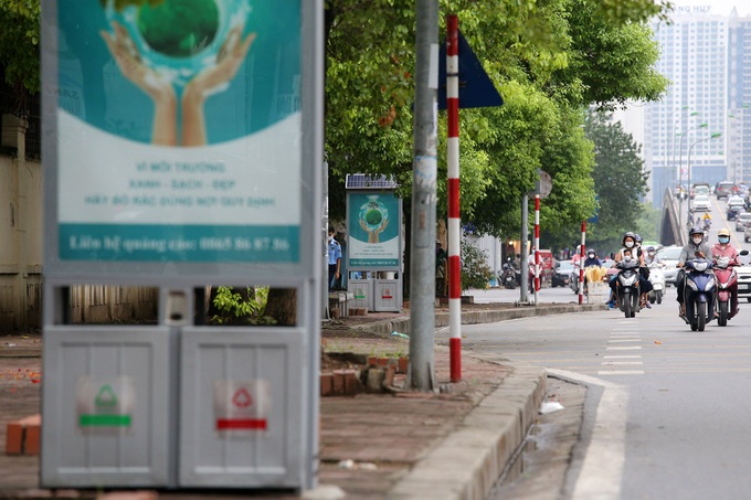 Project to install 11,000 solar energy dustbins underway in Hanoi - 2