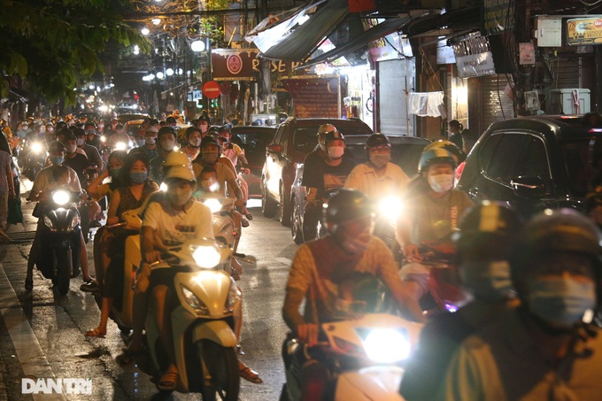 Hanoi streets jammed at Mid-Autumn Festival - 3 Hanoi streets jammed at Mid-Autumn Festival - 3