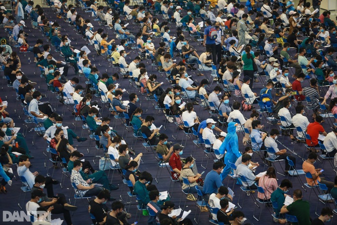 Thousands receive first vaccinations in Ho Chi Minh City - 2