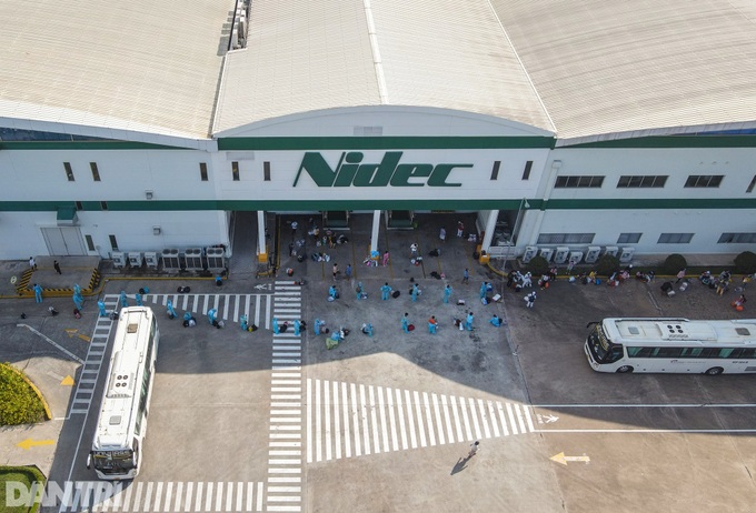 Thousands quarantined inside Ho Chi Minh City company - 6