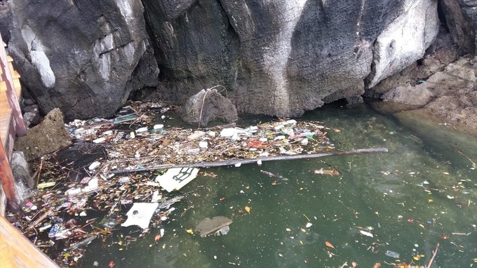 Ha Long Bay overloaded with rubbish - 3