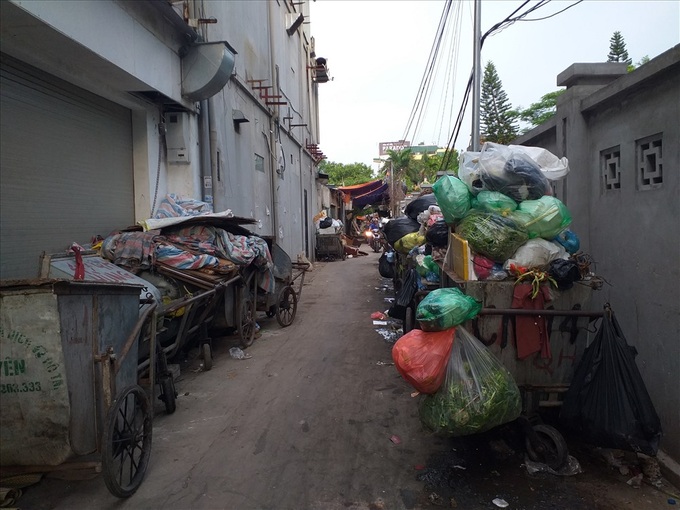 Hanoi rubbish dispute up as families await relocation - 3