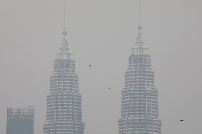 Forest fire haze clears over Singapore ahead of F1 - 1