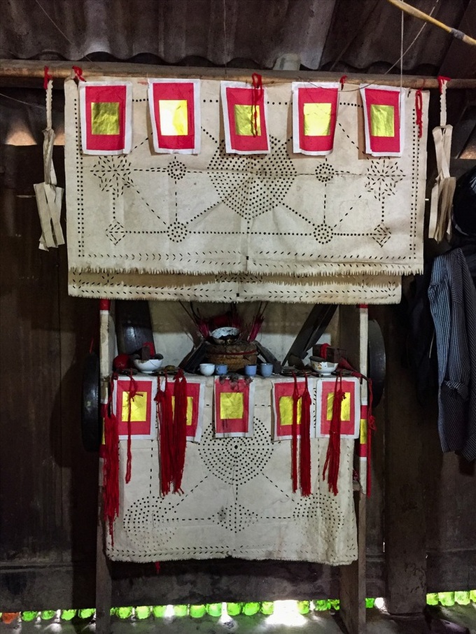 H'mong ethnic group continues traditional paper-making craft - 2