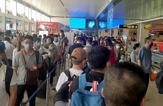 Tan Son Nhat Airport overcrowded again after social distancing - 1 Tan Son Nhat Airport overcrowded again after social distancing - 1