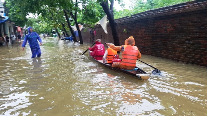 Torrential rain turns Hue City into river - 9