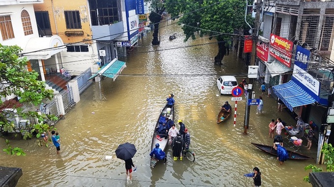 Torrential rain turns Hue City into river - 3