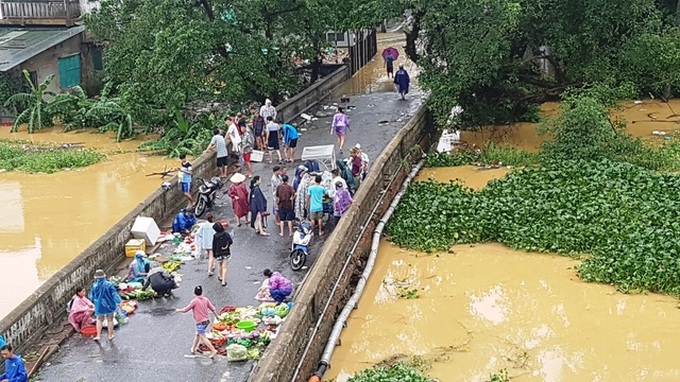 Torrential rain turns Hue City into river - 8