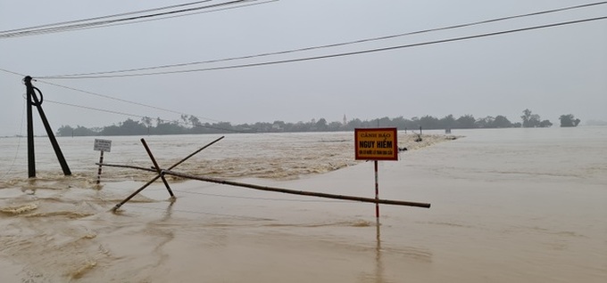 Rising Lam River submerges thousands of homes in Nghe An - 7