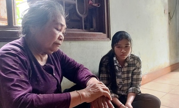 Teenage girl in need of help after losing her family members - 1