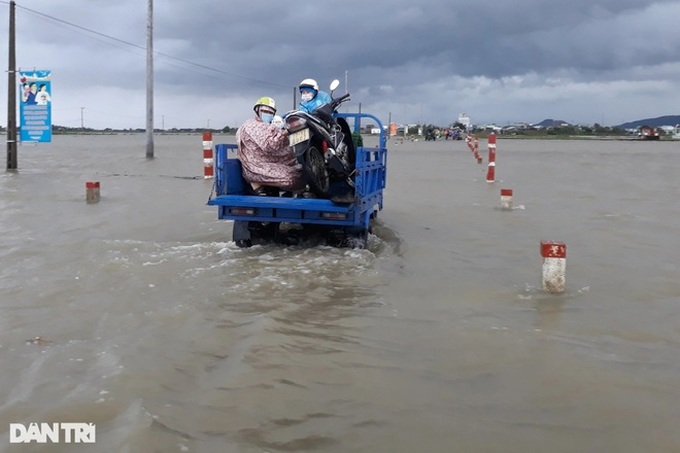 Serious flooding isolates residential areas in Binh Dinh - 2