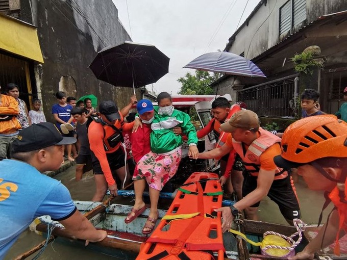 Search for survivors in Philippine villages hit by landslides - 1