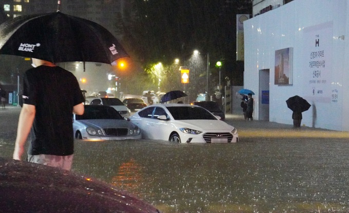 Torrential rain, flooding in Seoul kill seven - 1