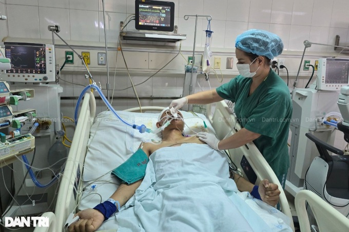 Nam Dinh woman calls for help to save husband and son - 3