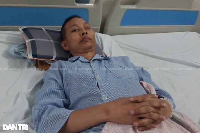 Nam Dinh woman calls for help to save husband and son - 2