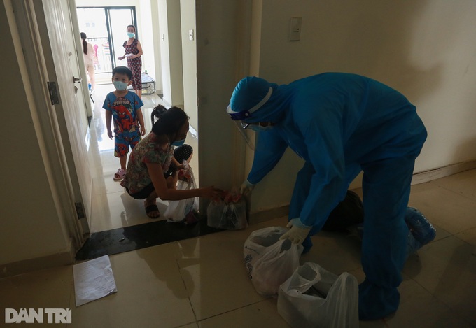 Medical staff busy at Ho Chi Minh City biggest Covid-19 field hospital - 2 Medical staff busy at Ho Chi Minh City biggest Covid-19 field hospital - 2