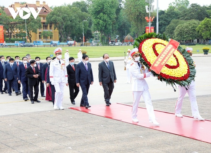 Party, State leaders pay tribute to President Ho Chi Minh on his birthday - 1