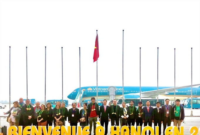 Hanoi receives first tourists in 2020 - 1