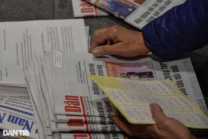 Hanoi’s early morning newspaper market - 6 Hanoi’s early morning newspaper market - 6