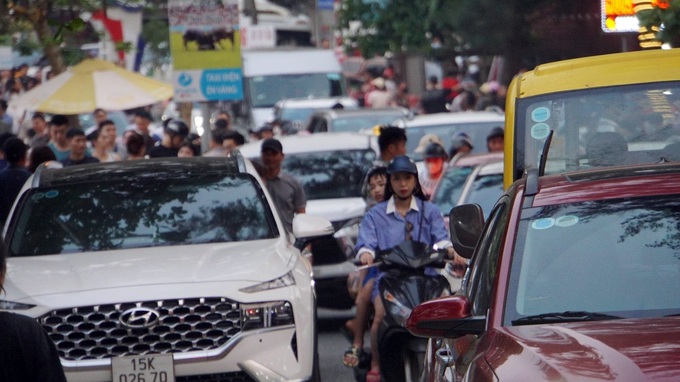 Haiphong beaches jammed with visitors - 7 Haiphong beaches jammed with visitors - 7