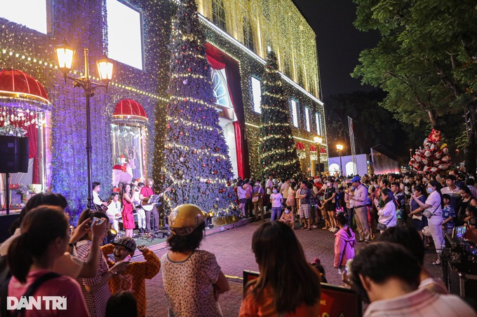 People throng streets to enjoy Christmas atmosphere - 9 People throng streets to enjoy Christmas atmosphere - 9