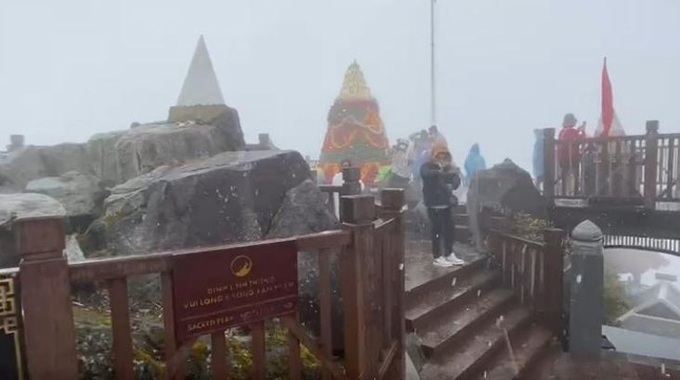 Mount Fansipan experiences snow - 2
