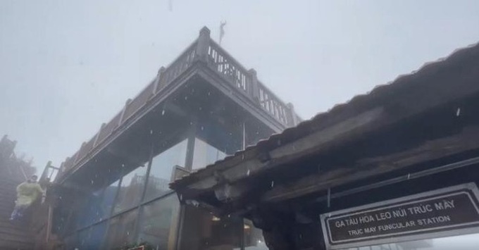 Mount Fansipan experiences snow - 3