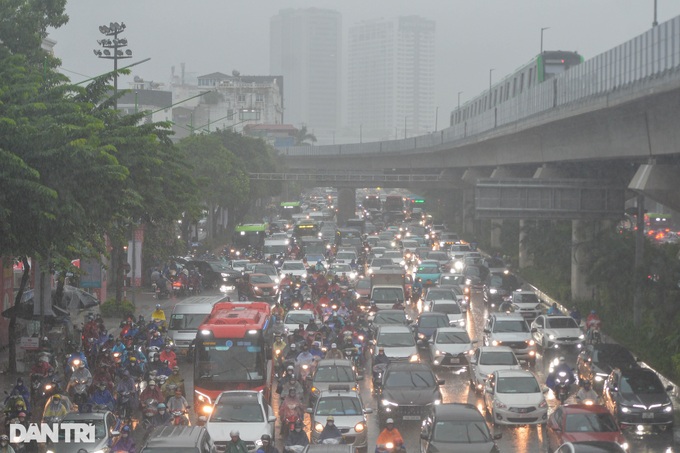 Heavy rain plagues Hanoians - 1 Heavy rain plagues Hanoians - 1
