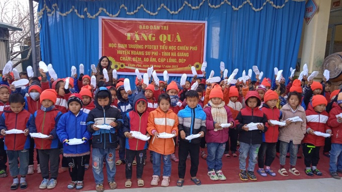 Dantri/Dtinews gives warm clothes to mountainous children - 1