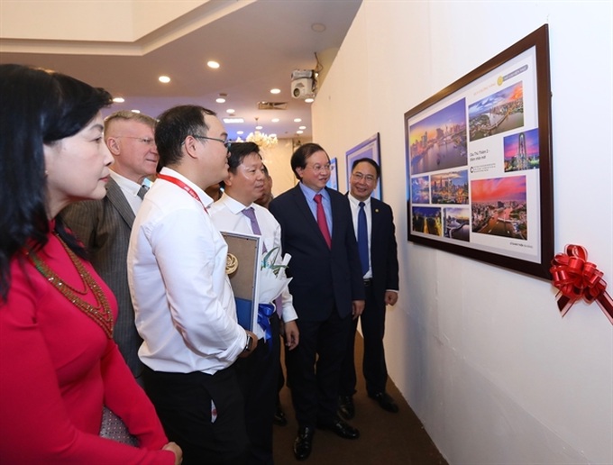 Art photos featuring contemporary life displayed at exhibition - 1 Art photos featuring contemporary life displayed at exhibition - 1