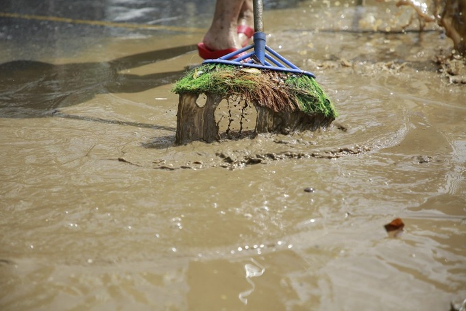 Hoi An residents clear mud after floods - 4