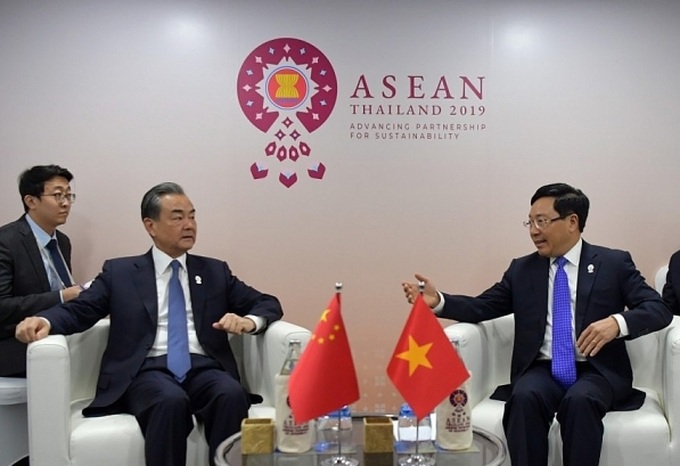 Deputy PM, FM Minh meets Chinese FM on regional ministerial meetings sidelines - 1