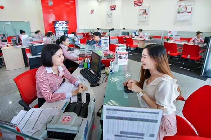 Banks lower saving interest rates right after Tết - 1