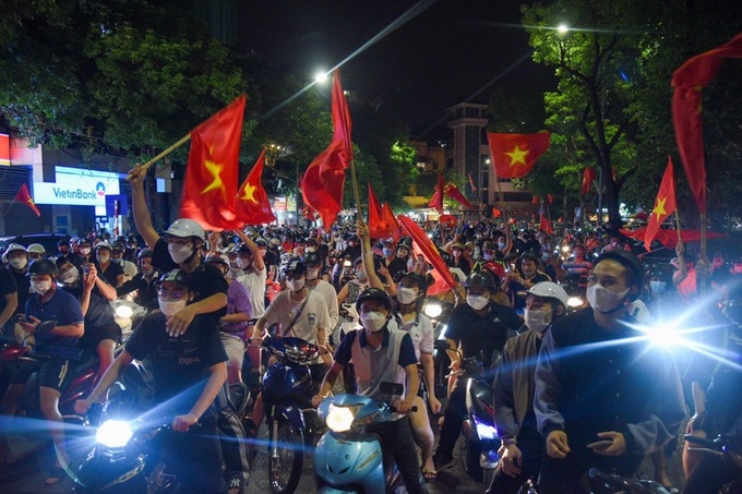 Fans flood streets after Vietnam SEA Games football semi win - 1